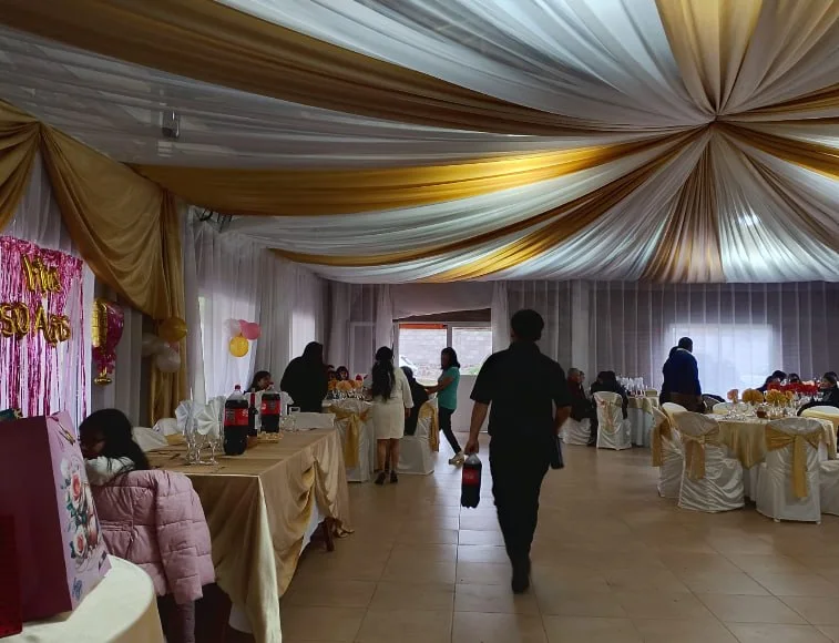 Salón ambientado para una celebración familiar